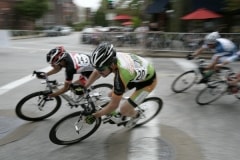 8-The_mens_field_flies_through_turn_one