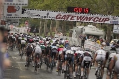 25-The_men's_field_heads_into_the_final_laps