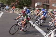 32-Colavita_dives_through_turn_one_in_the_women's_race