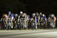 4-The_women's_peloton_on_course