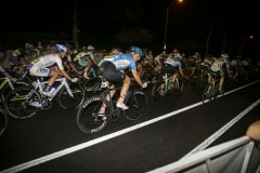 2-womes_field_through_thr_finishing_straight