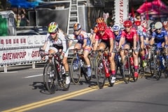 The_womens_field_stayed_together_throughout_the)race